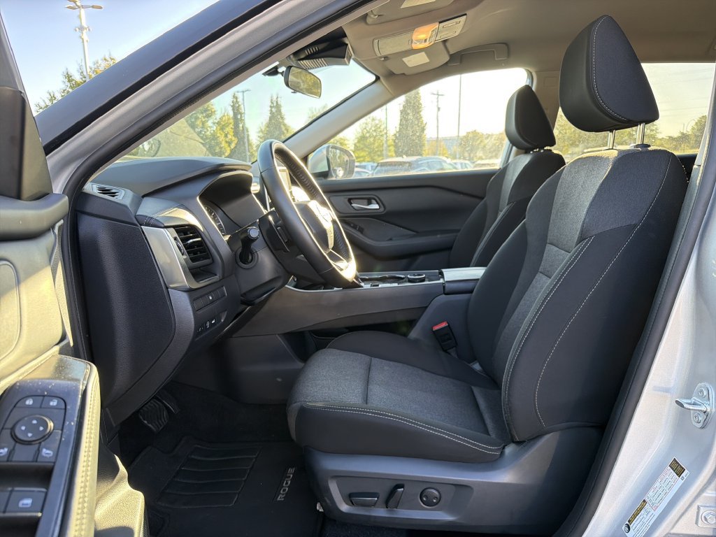 Used 2025 Nissan Rogue SV AWD/4WD image 11