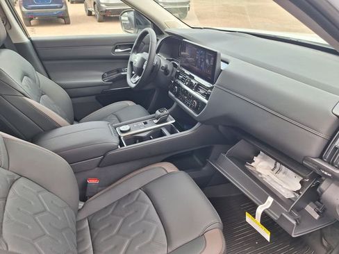New 2026 Nissan Pathfinder Platinum AWD/4WD image 31