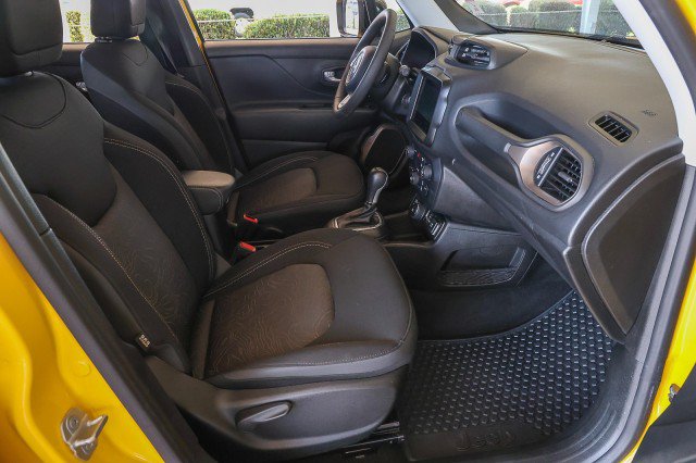 Used 2023 Jeep Renegade Latitude AWD/4WD image 31