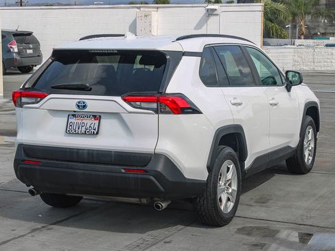 Used 2021 Toyota RAV4 LE image 9