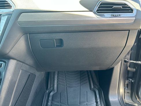 Used 2018 Volkswagen Tiguan SE w/ 3rd Row Seat Package AWD/4WD image 26