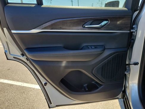 Used 2025 Jeep Grand Cherokee Limited AWD/4WD image 10