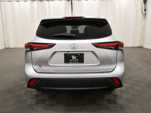 Used 2024 Toyota Highlander XLE AWD/4WD image 6