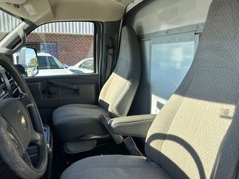 Used 2016 Chevrolet Express 3500 image 31