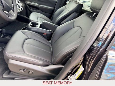 New 2026 Chrysler Pacifica Select image 10