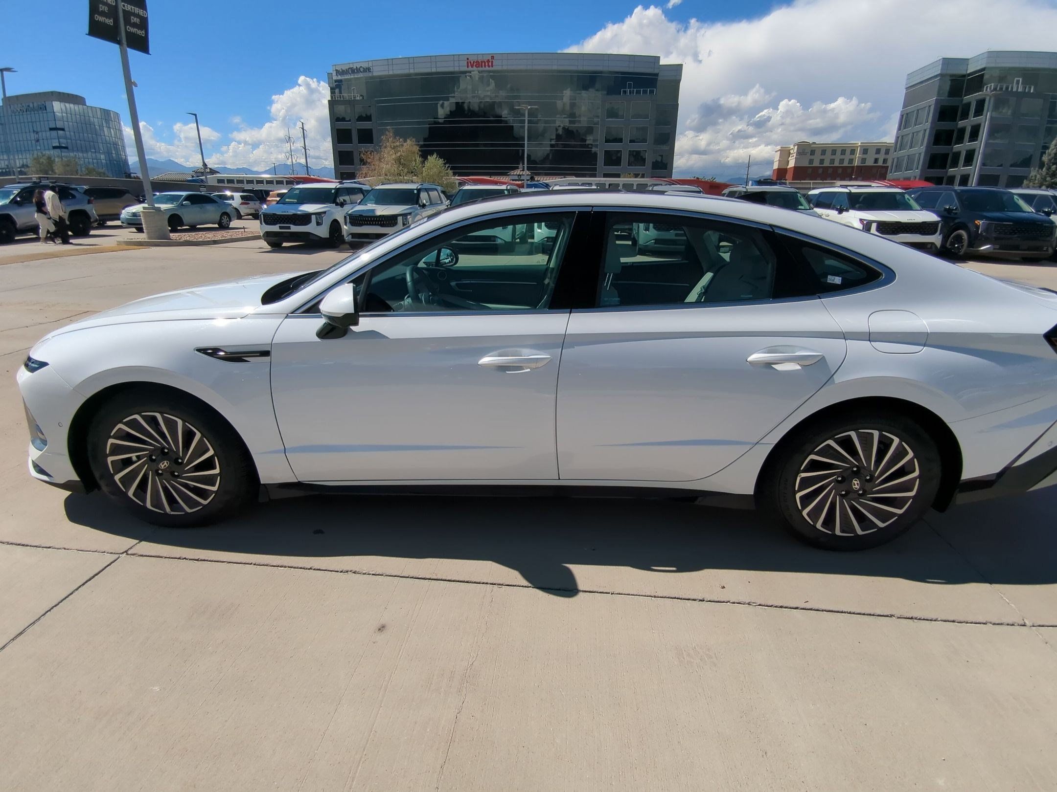 Used 2025 Hyundai Sonata Limited FWD image 3
