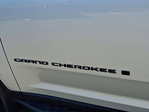 Used 2024 Jeep Grand Cherokee Limited w/ Luxury Tech Group II AWD/4WD image 19