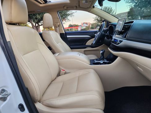 Used 2018 Toyota Highlander XLE image 11