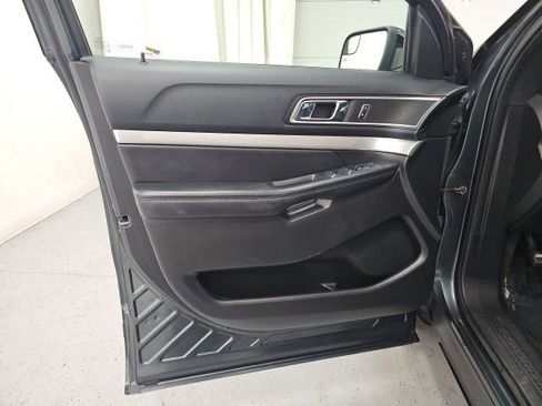 Used 2016 Ford Explorer XLT w/ Equipment Group 202A image 11