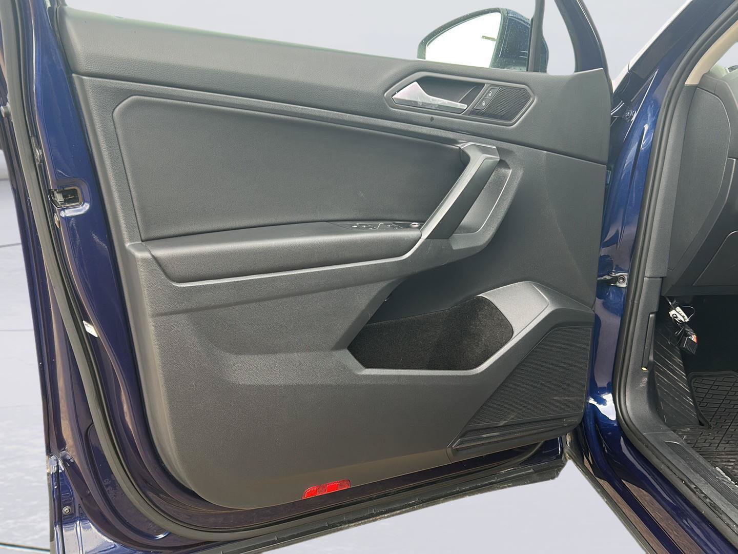 Used 2021 Volkswagen Tiguan SE w/ Panoramic Sunroof Package FWD image 8