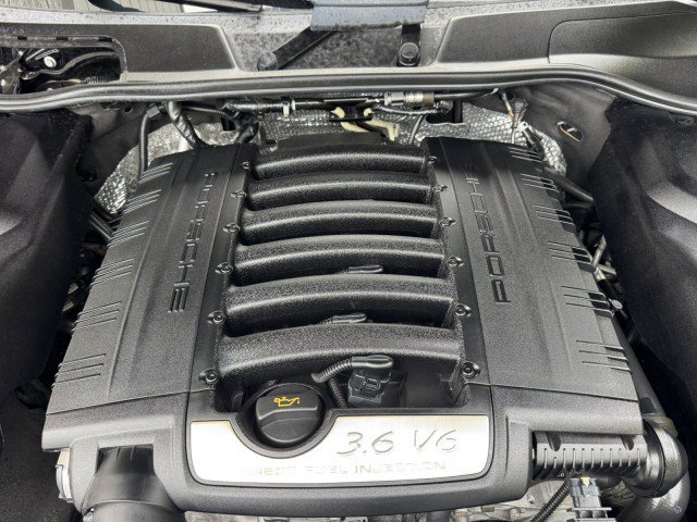 Used 2016 Porsche Cayenne w/ Premium Package AWD/4WD image 3