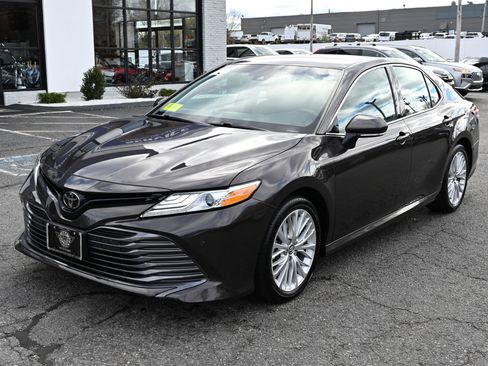 Used 2018 Toyota Camry XLE image 3