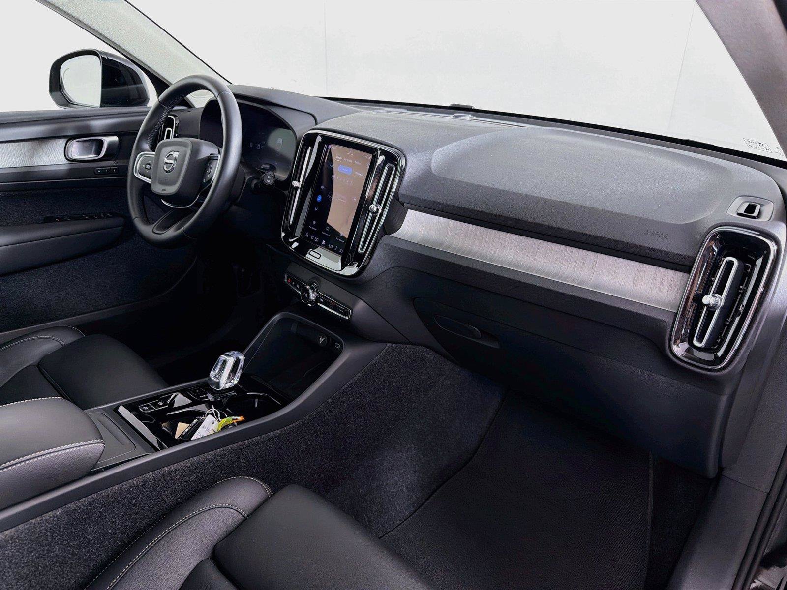 Used 2026 Volvo XC40 B5 Plus AWD/4WD image 32