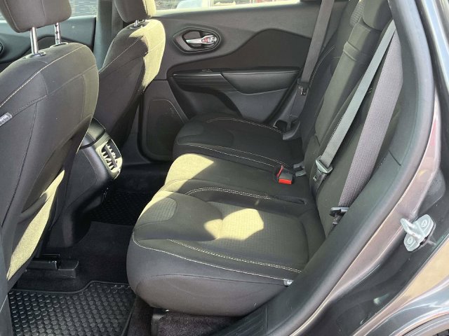 Used 2016 Jeep Cherokee Latitude w/ Cold Weather Group AWD/4WD image 15