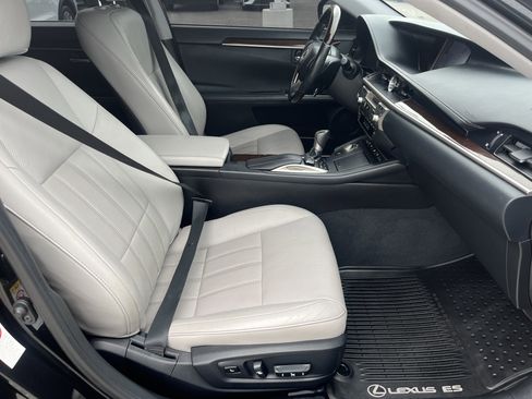 Used 2018 Lexus ES 350 w/ Luxury Package w/Wood Trim FWD image 17