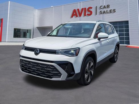 Used 2025 Volkswagen Taos SE AWD/4WD image 1