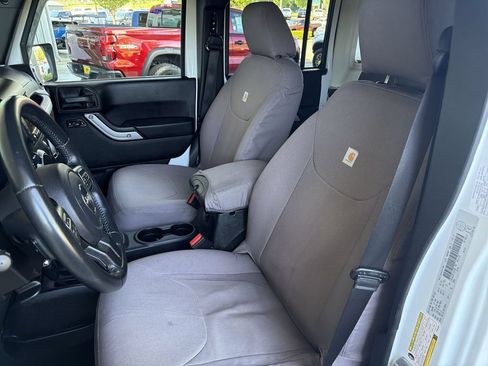 Used 2015 Jeep Wrangler Unlimited Sahara w/ Connectivity Group AWD/4WD image 17