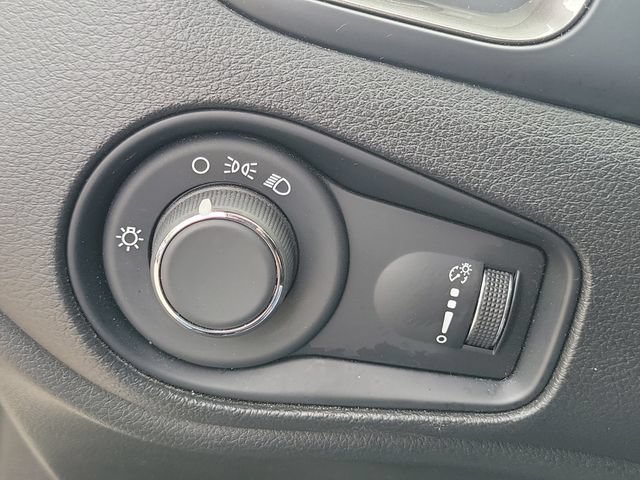 Used 2023 Jeep Renegade Latitude AWD/4WD image 9