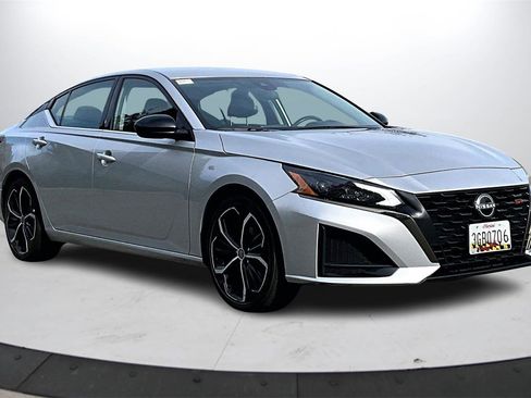 Used 2024 Nissan Altima 2.5 SR image 2