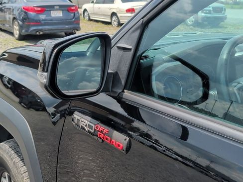 Used 2019 Toyota Tacoma TRD Off-Road AWD/4WD image 13