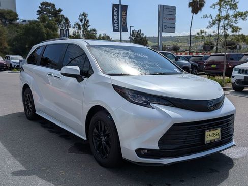 Used 2023 Toyota Sienna XLE image 11