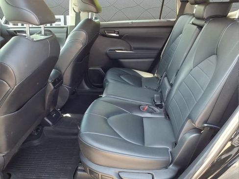 Used 2021 Toyota Highlander XLE AWD/4WD image 16