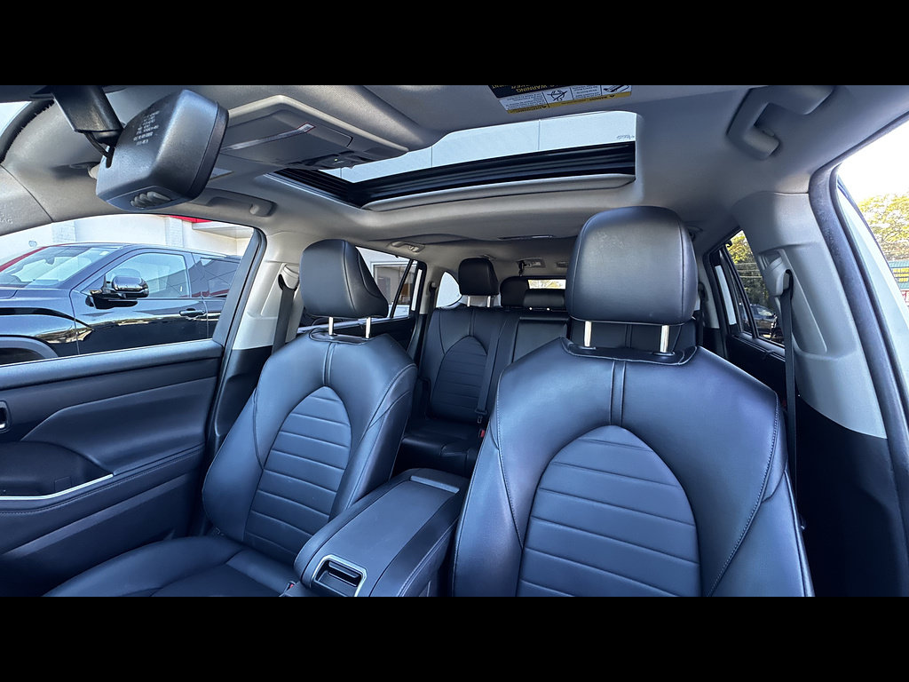Used 2022 Toyota Highlander XLE AWD/4WD image 15