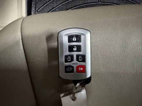 Used 2020 Toyota Sienna XLE FWD image 53