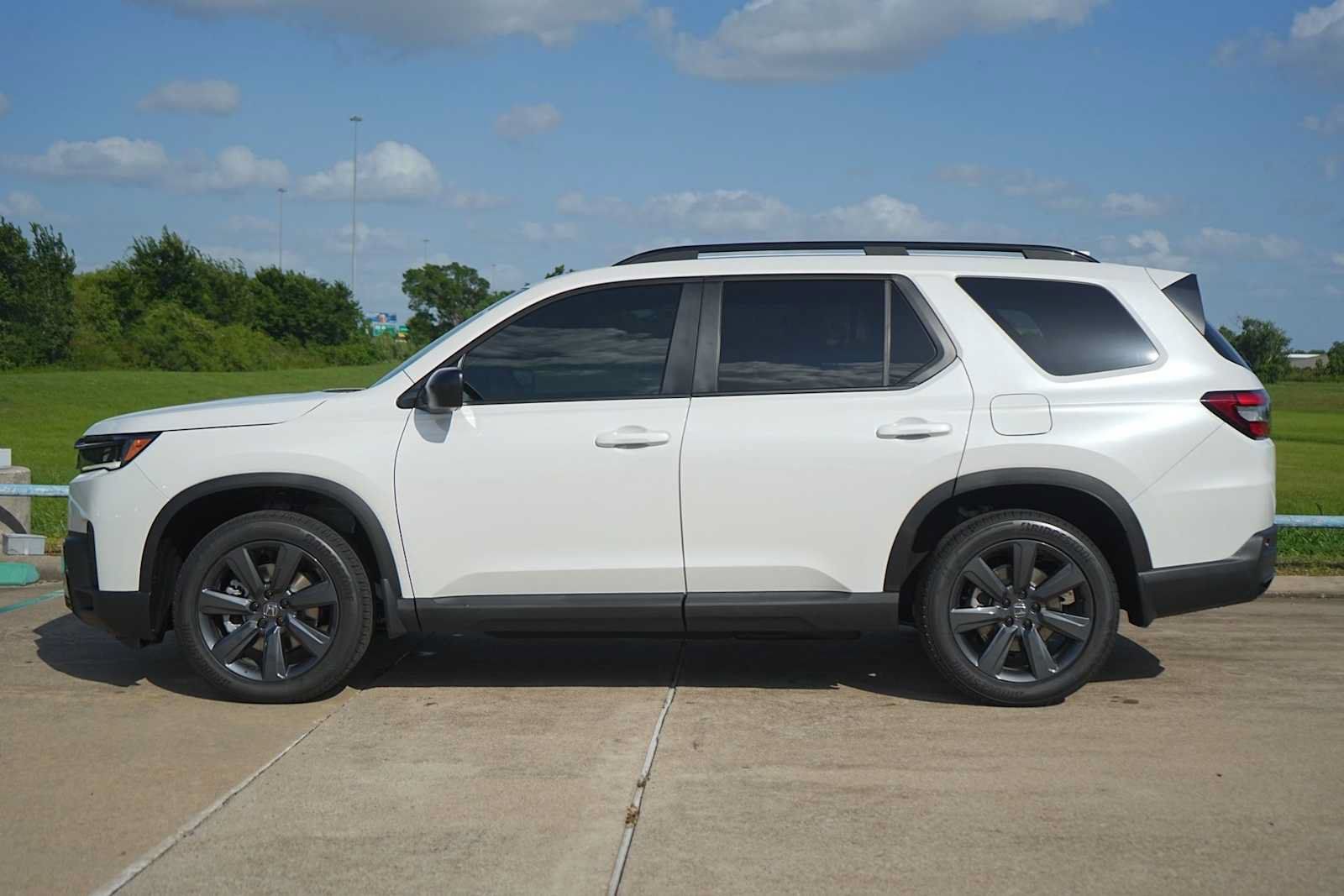 New 2026 Honda Pilot Sport image 3