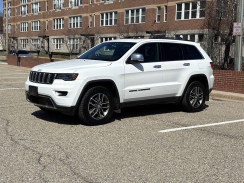 Used 2017 Jeep Grand Cherokee Limited w/ Luxury Group II image 2