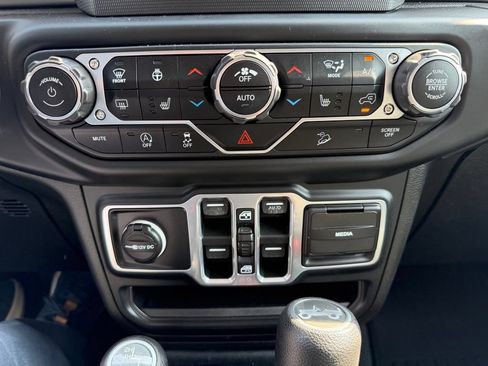 Used 2018 Jeep Wrangler Unlimited Sahara w/ LED Lighting Group AWD/4WD image 35