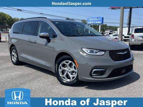 Used 2023 Chrysler Pacifica Limited w/ Uconnect Theater Family Group FWD image 1