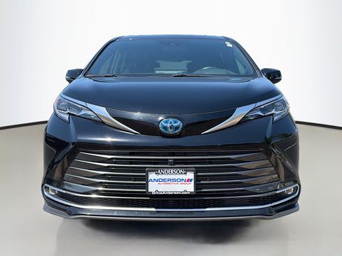 Used 2025 Toyota Sienna Platinum AWD/4WD image 18