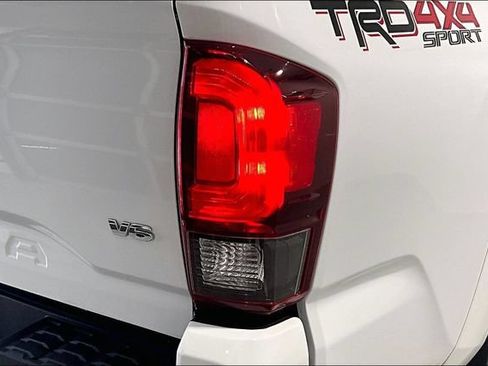 Used 2018 Toyota Tacoma TRD Sport AWD/4WD image 30
