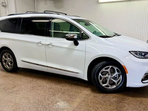 Certified 2023 Chrysler Pacifica Limited FWD image 3
