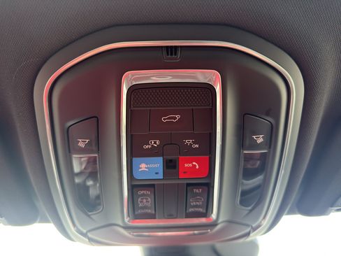 Used 2025 Jeep Grand Cherokee Altitude AWD/4WD image 23