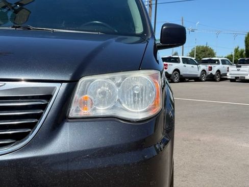 Used 2014 Chrysler Town & Country Touring FWD image 7