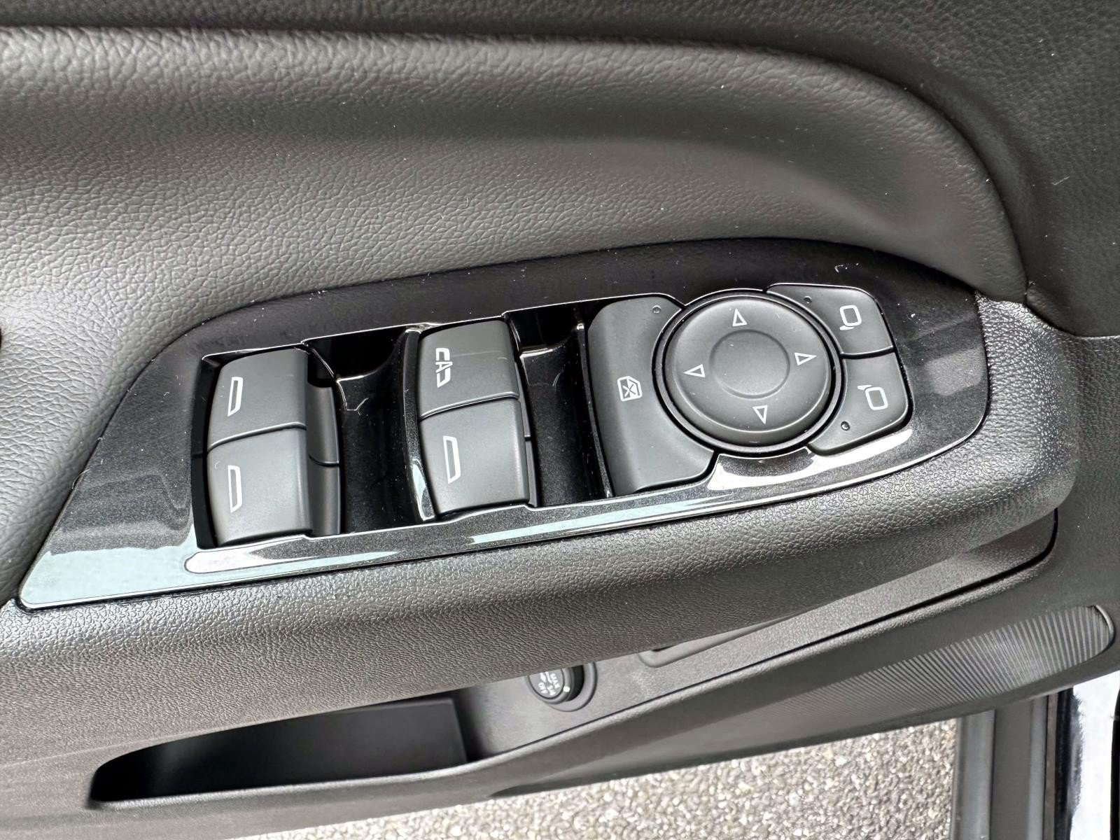 Used 2023 Chevrolet Equinox Premier AWD/4WD image 10