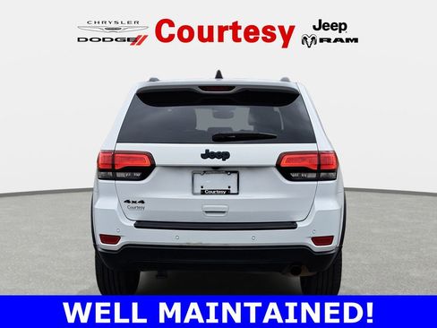 Used 2020 Jeep Grand Cherokee Laredo image 4