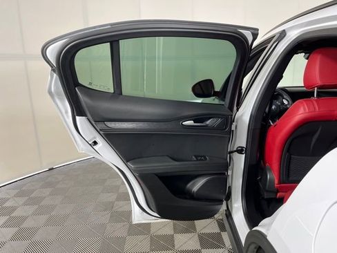 Used 2023 Alfa Romeo Stelvio Sprint image 40