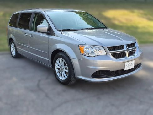 Used 2016 Dodge Grand Caravan SXT FWD image 2