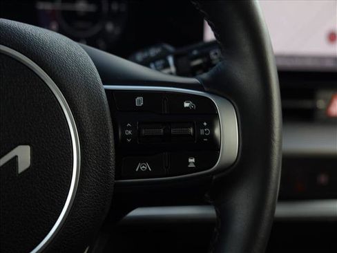Used 2025 Kia Sportage SX image 18