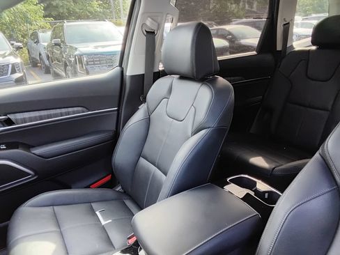 Used 2024 Kia Telluride EX w/ EX Captain's Chair Package AWD/4WD image 9