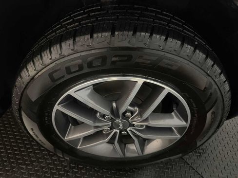 Used 2018 Jeep Grand Cherokee Limited image 12