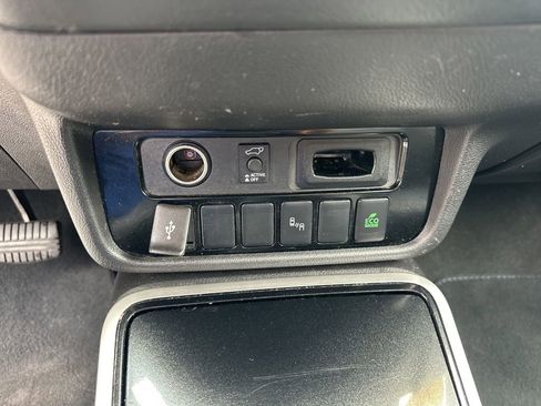Used 2020 Mitsubishi Outlander AWD image 5