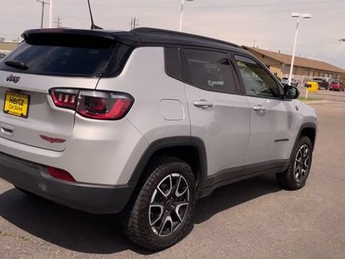 Used 2025 Jeep Compass Trailhawk AWD/4WD image 9