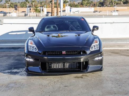 Used 2024 Nissan GT-R Premium w/ Premium Interior Package image 2