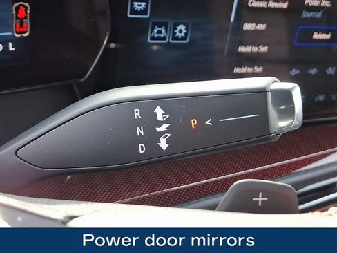 Used 2025 Chevrolet Traverse RS image 19