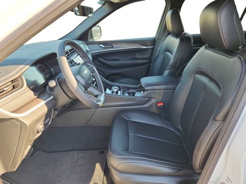 New 2025 Jeep Grand Cherokee L Limited w/ Black Appearance Package AWD/4WD image 9