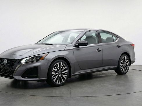 Used 2025 Nissan Altima 2.5 SV FWD image 3